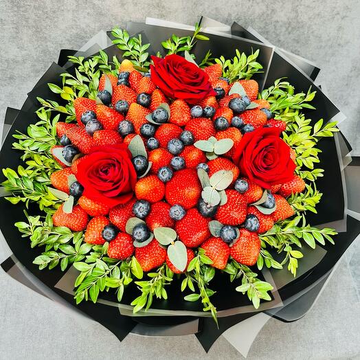 Букет из клубники, голубики и роз для девушки