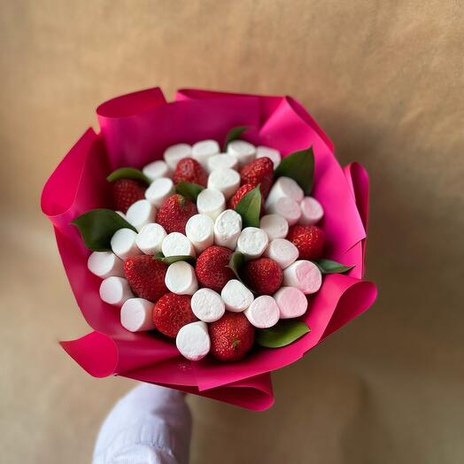 Букет из клубники и маршмелоу