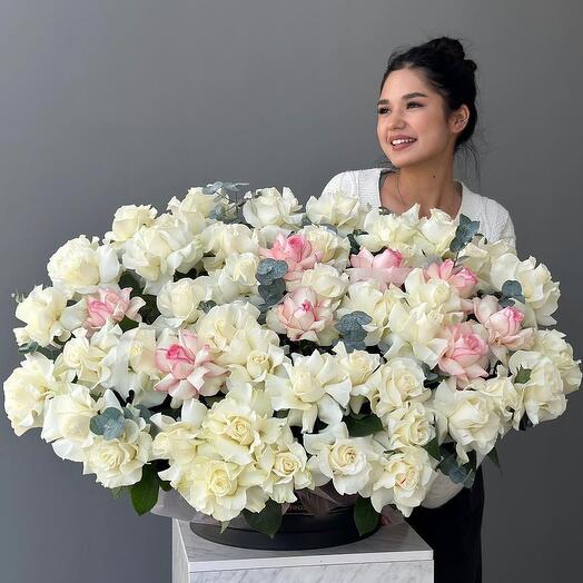 101 крупная роскошная французская .роза в шляпной коробке