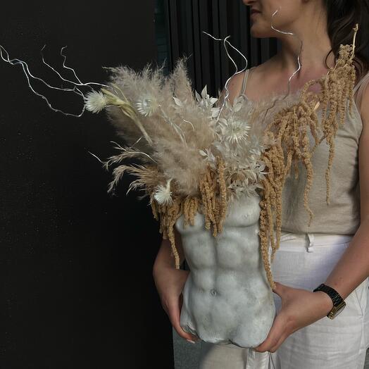 Тіло чоловіка з сухими квітами