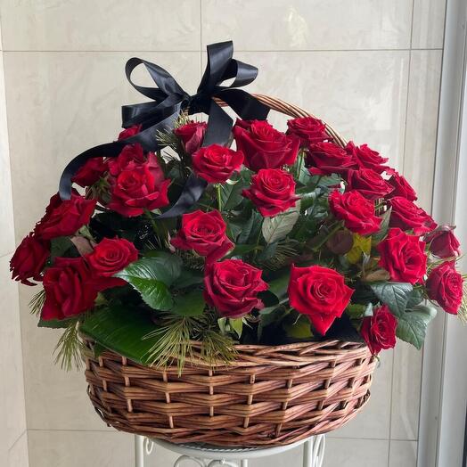 Траурная корзина с розами