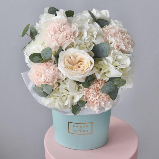 Цветы в коробке «Мятное безе» с гортензией | Букет 346 Bottega dei Fiori