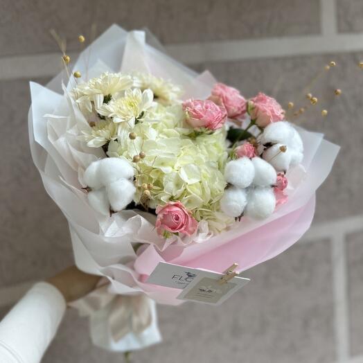 Delicate bouquet with cotton