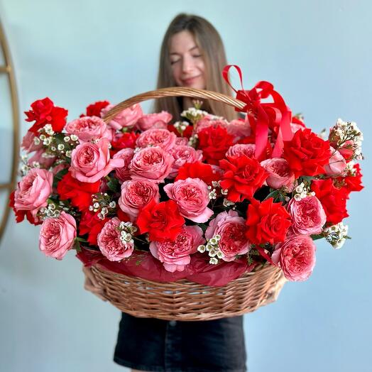 Яркая корзина пионовидных роз Red Love