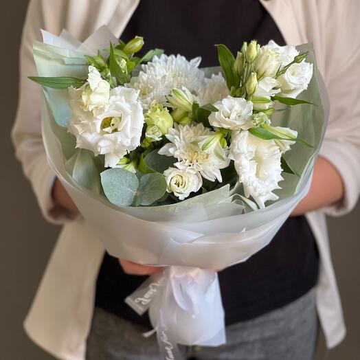 Нежный букет альстромерия, хризантема, эустома, эвкалипт