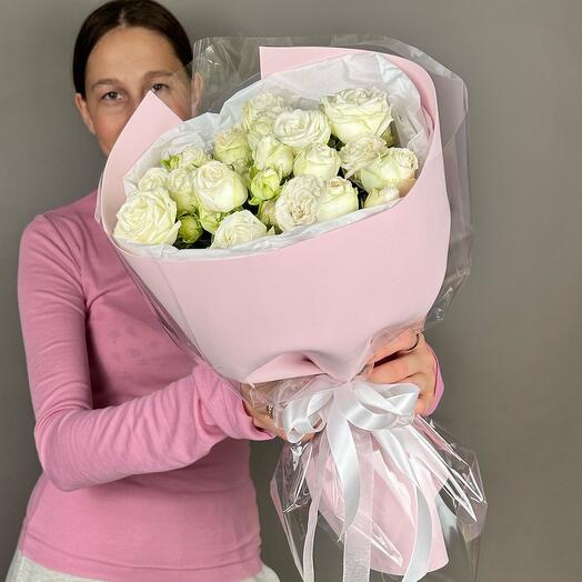 Букет белых кустовых ( пион. ) роз