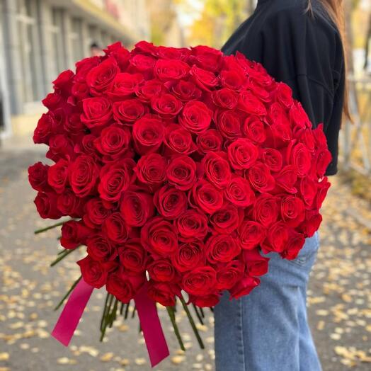 Букет из 101 алой розы сорта Фридом