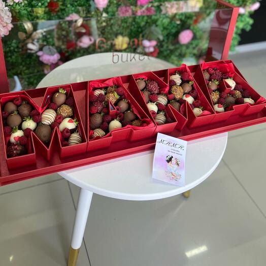 Клубника в коробке «МАМА»