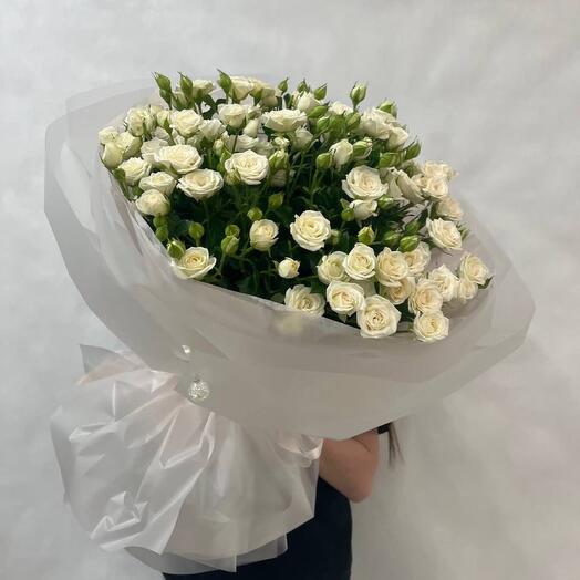 Букет из белых кустовых роз