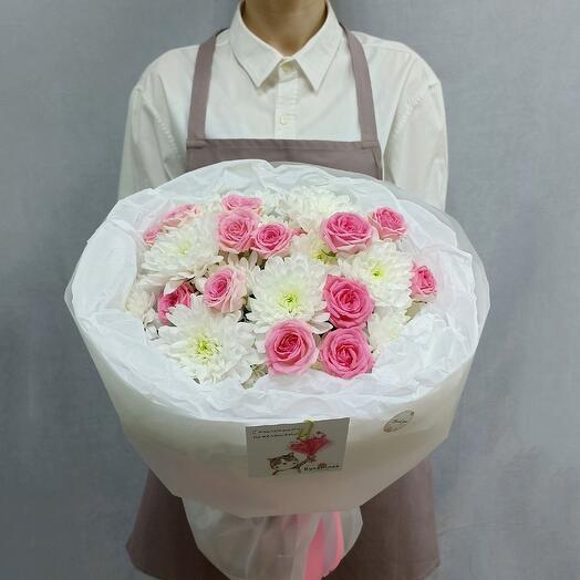 Bouquet of bush chrysanthemum and bush rose