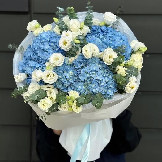 Ramo de hortensias azules, eustoma blanco y eucalipto
