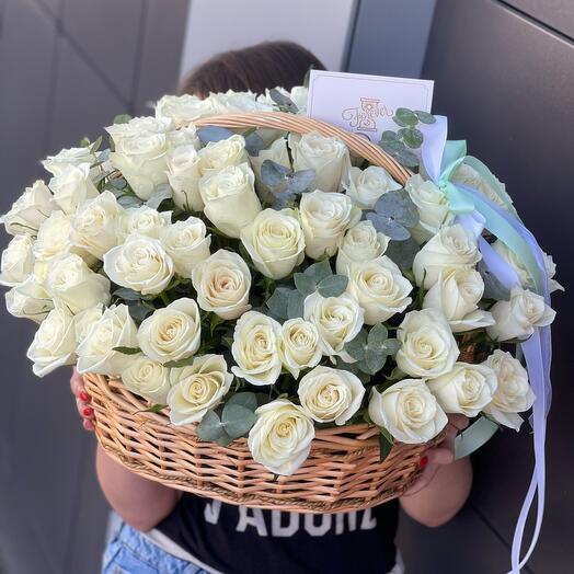 101 белая Роза с эвкалиптом в корзине
