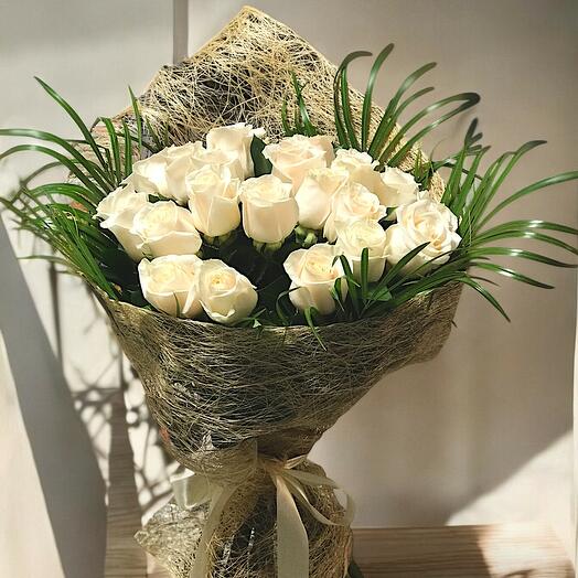 Bouquet de Rosas Blancas con Verdes Decorativos