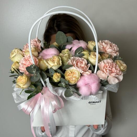 Delicado arreglo de rosas arbustivas, Dianthus y algodón en el bolso