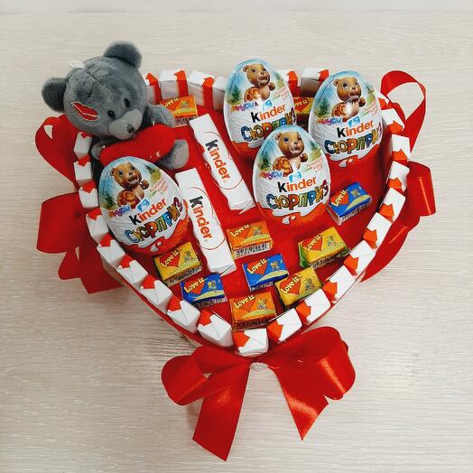 Сердце из киндеров и Love is
