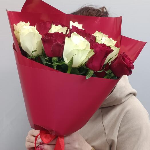 Букет из красных и белых роз