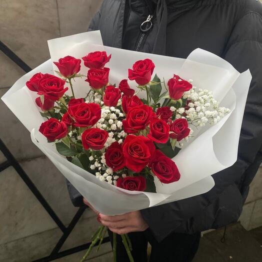 Розы кустовые и гипсофила в букете «Ягодный пунш»