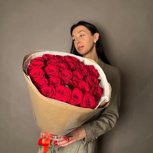 25 красных роз 60 см в крафтовой упаковке