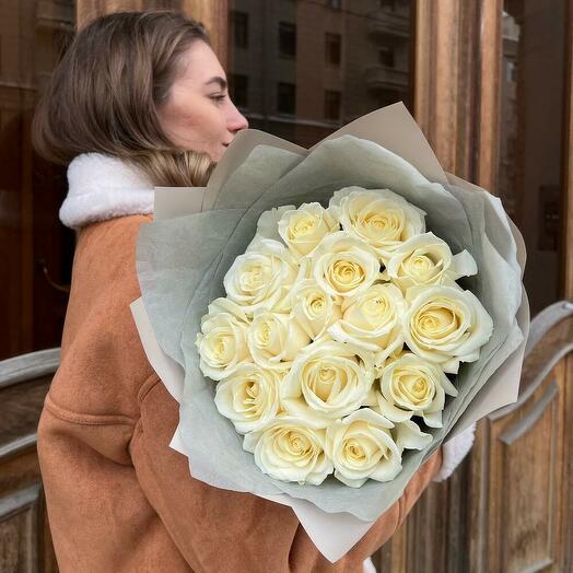 Букет из 15 белых пионовидных роз