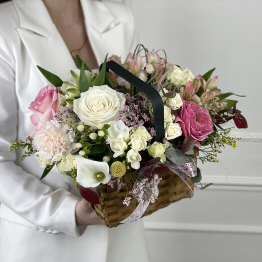 Цветы в корзине Хиллари