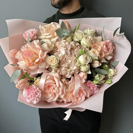 00387 Французские розы, тюльпаны, кустовые розы София и гортензия💛