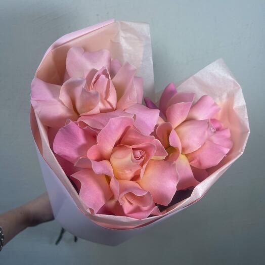 Rosas francesas, un exuberante ramo de rosas caladas en un paquete de corazón