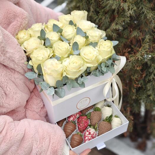 Шкатулку большая с клубникой и белыми розами Romance