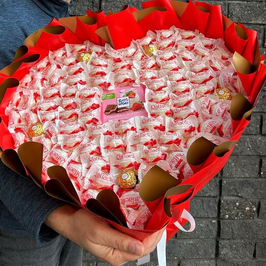 Сердце из конфет Raffaello