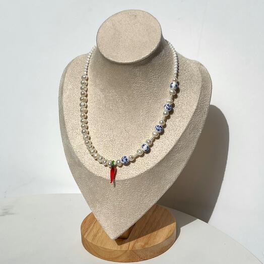 Асимметричное колье из жемчуга, цирконов и керамических бусин с перчиком 🌶️