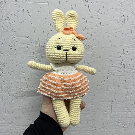 Вязаная игрушка «желтый зайчик»