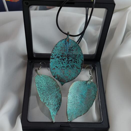 Чокер и серьги в виде листьев бирюзового цвета