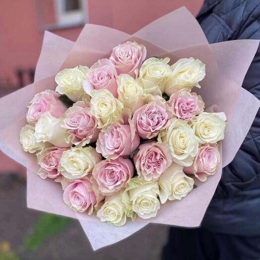 White and pink mondial bouquet
