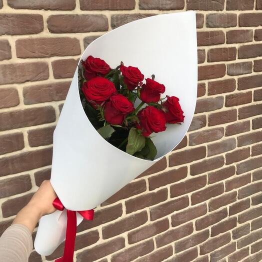 Букет из 7 красных роз в белом фоамиране