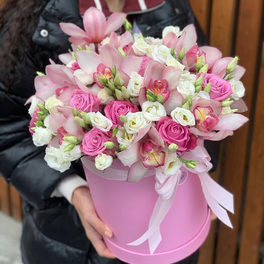 Орхидеи с розами в розовой шляпной коробке