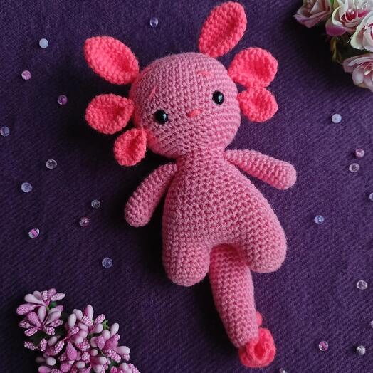 Вязанная игрушка аксолотль