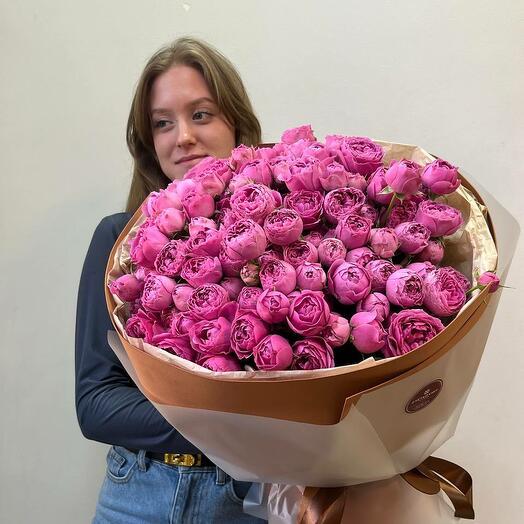 39 пионовидных кустовых роз