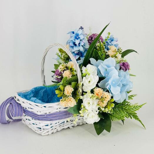 Корзина с искусственными цветами для кулича на Пасху