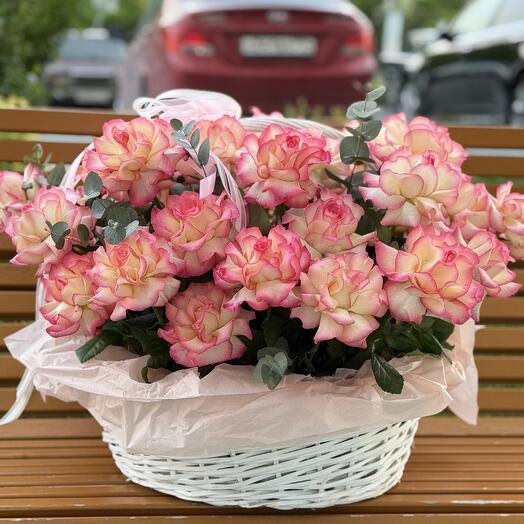 Французская роза в корзине