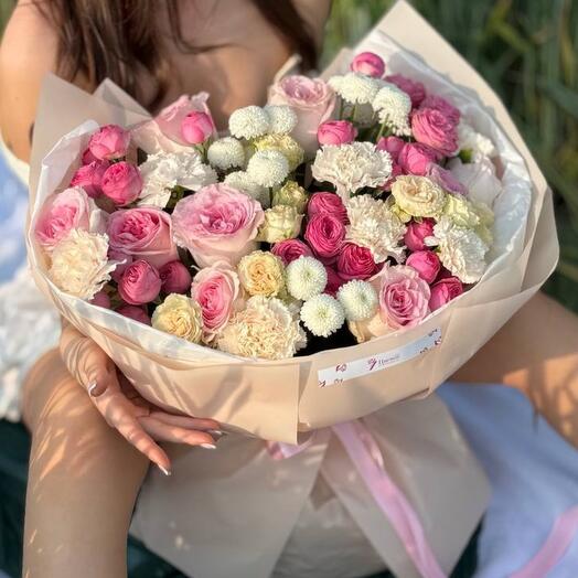 Букет сборный с розами, диантусами и Ньютоном