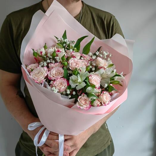 Нежный букет из кустовых с гипсофилой и альстромерией