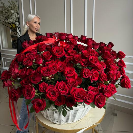 Корзина с цветами из 251 розы