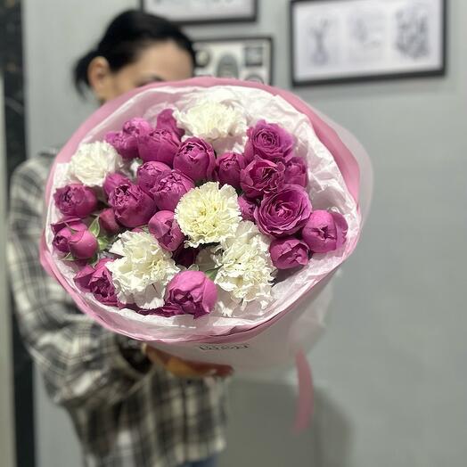 Букет из пионовидных роз и диантусов 💕