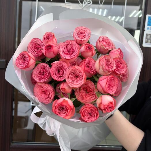 Букет из пионовидных кустовых роз «Теплые объятия»