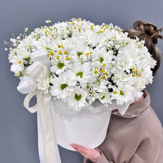 Композиция в коробке из кустовой ромашки и хризантем