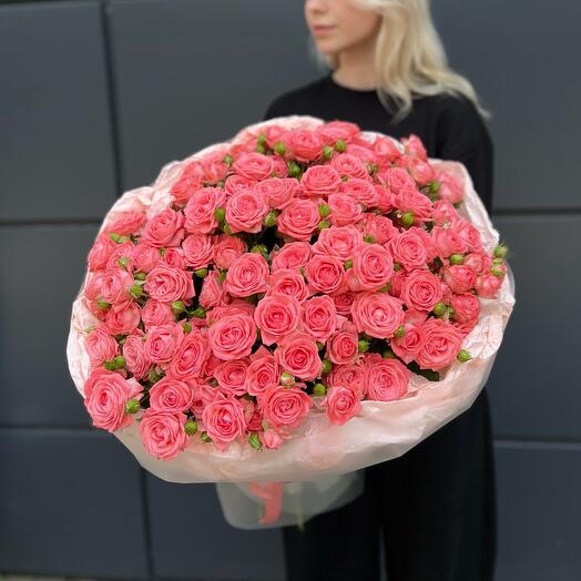 Моно букет из кустовых роз коралловых