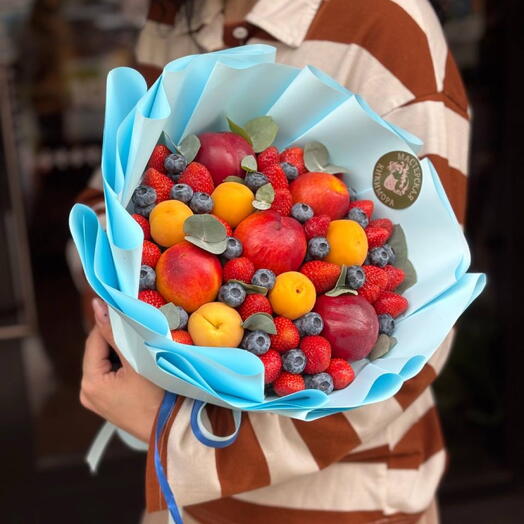 Vasilisa the Wise (bouquet of strawberries and apricots)