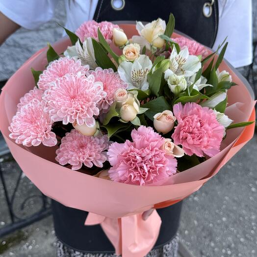 Сборный букет в персиковых оттенках