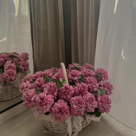 Корзина из эквадорских раскрытых роз высшего сорта L