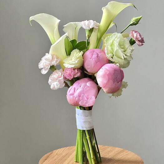 Букет невесты из пионов, калл, эустомы, диантусов