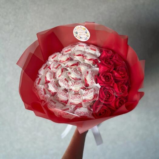 Букет красный «Raffaello и мыльные розы»